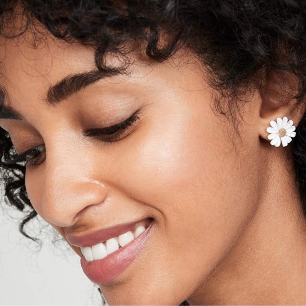 Fashion Jewelry White and Gold Daisy Stud Earrings - Women Jewelry